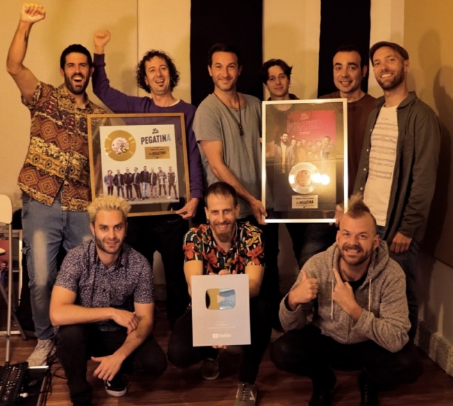 Disco de Platino por "Y Volar" y Disco de Oro por "Saber que tú"